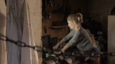 Garajda araçlar mekanik çalışan genç kadın