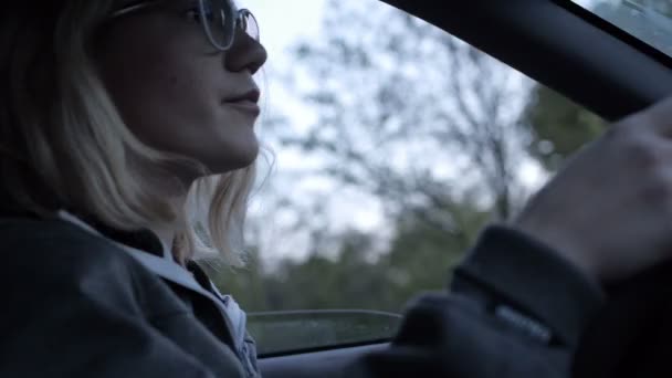 Chica enseñar a conducir en el coche lentamente — Vídeo de stock