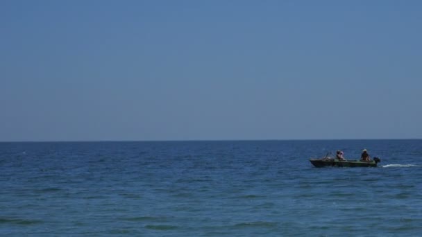 Młodzi ludzie jazdy na łodzi katamaranie na morzu latem — Wideo stockowe