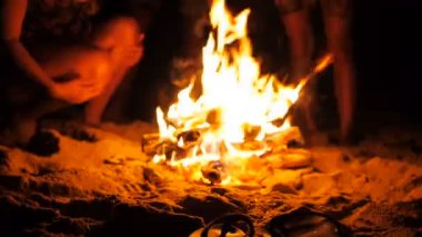 Şenlik ateşi yanan kızlar bacaklar arka plan ve telefon çekimi Video ile