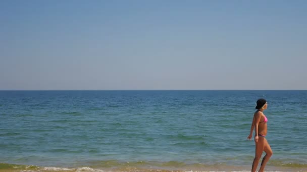 Chica en la playa caminando por la costa — Vídeos de Stock