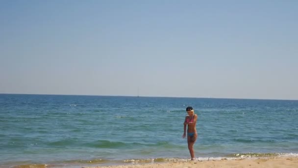 Ragazza sulla spiaggia Passeggiata lungo la costa — Video Stock