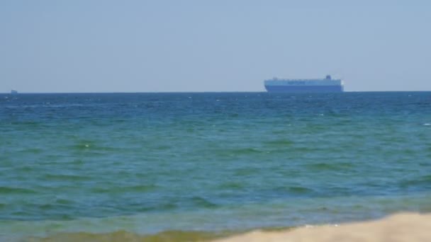 Stand up peddelen Man is op zee in de zomer, waar grote boot op de achtergrond — Stockvideo