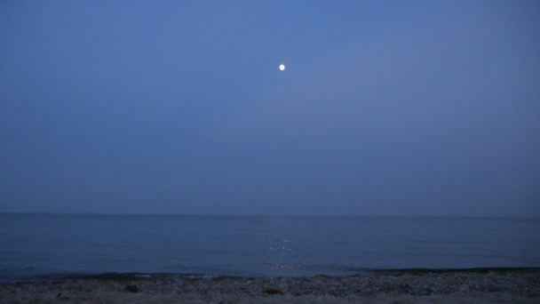 Luna Nocturna y Rayo de Luna en el Mar en Crepúsculo — Vídeos de Stock