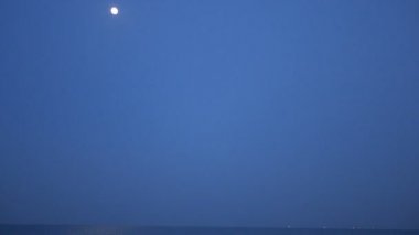 Ay ışığı Twilight denizde dalgalar üzerinde