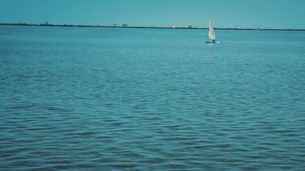 Яхта з відображенням Мотор вітрилами через спокійним ще блакитна вода в Одеській — стокове відео