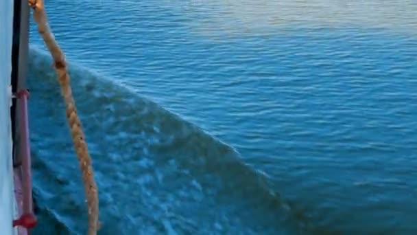 오래 된 목조 범선 만들기 밝아진 파도 위에 항해 — 비디오