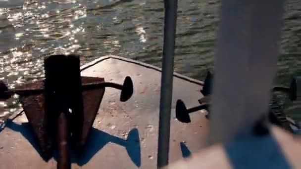 Vista desde la proa del barco cuando se mueve rápido sobre el agua — Vídeo de stock