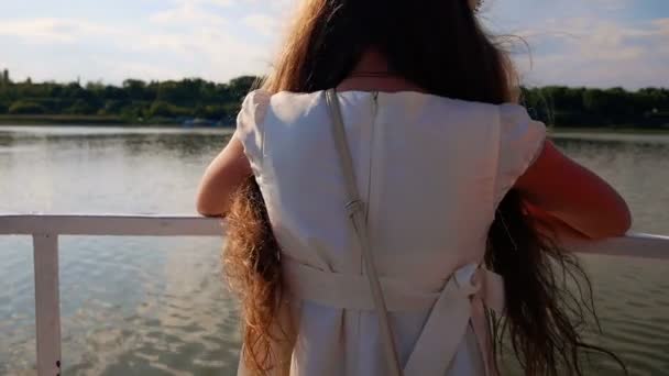 Rückseite des Mädchens mit Blick auf schöne Insel vom Flussschiff, das am Strand ankommt — Stockvideo