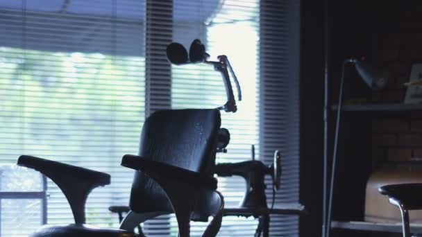 Відеозапис в перукарні вздовж крісла до вікна — стокове відео