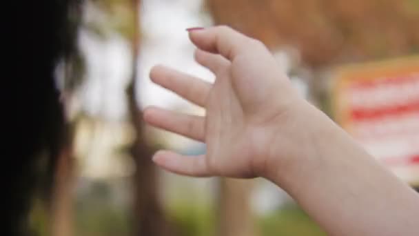 Déplacement de la main de la fenêtre des voitures dans la journée ensoleillée 