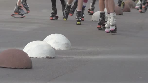 Groep van vrouwen kangoo springen outdoor — Stockvideo