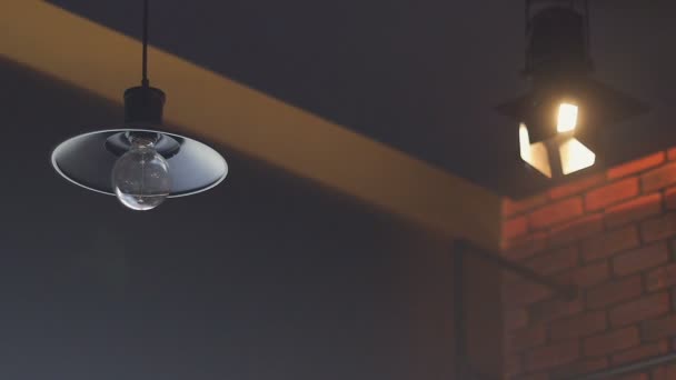 Lampe in der Bar — Stockvideo