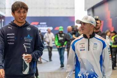  Alexander Albon (THA) - Williams Racing - Williams FW47 - Mercedes ve Isaac Hadjar (FRA) Visa Cash App RB F1 Ekibi Formula 1 MSC Cruises Grande Premio de Sao Paulo 2025, Sao Paulo, Brasil, Autodromo Jose Carlos Pace 6-9 Kasım tarihleri arasında