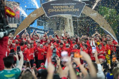 Ferrari Team AF Corse Hypercar Manufacturers 'ın dünya şampiyonluğunu kutluyor ve Sürücü Şampiyonluğu # 50 Antonio FUOCO (ITA) Miguel MOLINA (ESP) Nicklas NIELSEN (DEN) - Ferrari 499P - Antonello Coletta (ITA) Takım P