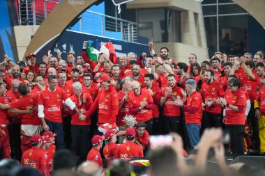 Ferrari Team AF Corse Hypercar Manufacturers 'ın dünya şampiyonluğunu kutluyor ve Sürücü Şampiyonluğu # 50 Antonio FUOCO (ITA) Miguel MOLINA (ESP) Nicklas NIELSEN (DEN) - Ferrari 499P - Antonello Coletta (ITA) Takım P