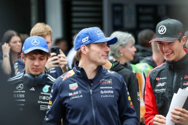 L2R Andrea Kimi Antonelli (ITA) - Mercedes-AMG PETRONAS F1 Team - Mercedes W16 - Mercedes E Performance, Max Verstappen (NED) - Oracle Red Bull Racing - Red Bull RB21 - Honda RBPT, Oliver Bearman (GBR) - Haas F1 Team during the pre-race sh