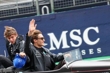 (L) Andrea Kimi Antonelli (ITA) - Mercedes-AMG PETRONAS F1 Ekibi - Mercedes W16 - Mercedes E Performansı (R) George Russell (GBR) - Mercedes-AMG PETRONAS F1 Ekibi - Mercedes W16 - Mercedes E Performansı Formula 1 MSC Cru Yarış öncesi Şovu sırasında
