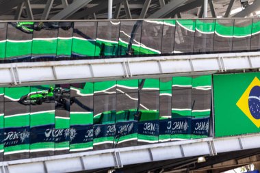 Gabriel Bortoleto (BRA) Stake F1 Team Sauber 'ın Formula 1 MSC Cruises Grande de de Sao Paulo 2025, Sao Paulo, Brasil, Autodromo Jose Carlos Pace' in cuma gününden 9 Kasım 2025 'e kadar çukur inşaatı üzerindeki yansıması. 2025 'in 21. raundu. 