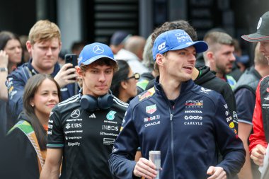 (L) Andrea Kimi Antonelli (ITA) - Mercedes-AMG PETRONAS F1 Takımı - Mercedes W16 - Mercedes E Performansı (R) Max Verstappen (NED) - Oracle Red Bull Racing - Red Bull RB21 - Honda RBPT Formula 1 MSC Cruises Grande Premio Yarış öncesi Yarış Pisti 