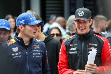 (Max Verstappen (NED) - Oracle Red Bull Racing - Red Bull RB21 - Honda RBPT (R) Oliver Bearman (GBR) - Haas F1 takımı Formula 1 MSC Cruises Grand de Sao Paulo 2025, Sao Paulo, Brasil, Autodromo Jose Carlos Pace