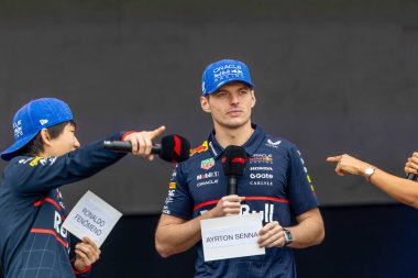 (L) Yuki Tsunoda (JPN) - Oracle Red Bull Racing - Red Bull RB21 - Honda RBPT (R) Max Verstappen (NED) - Oracle Red Bull Racing - Red Bull RB21 - Honda RBPT Formula 1 MSC Grand Cruises Premio Sao Paulo 202