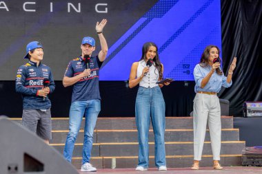 (L) Yuki Tsunoda (JPN) - Oracle Red Bull Racing - Red Bull RB21 - Honda RBPT (R) Max Verstappen (NED) - Oracle Red Bull Racing - Red Bull RB21 - Honda RBPT Formula 1 MSC Grand Cruises Premio Sao Paulo 202