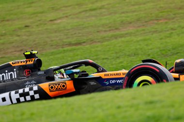  Lando Norris (GBR) - McLaren Formula 1 Takımı - McLaren MCL39 - Mercedes Formula 1 MSC Cruises Grande Premio de Sao Paulo 2025, Sao Paulo, Brasil, Autodromo Jose Carlos Pace 6 Kasım - 9 Kasım 2025 tarihleri arasında yapılan eleme oturumunda. 24 raundun 21.