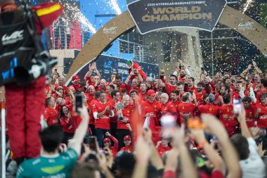 Ferrari Team AF Corse Hypercar Manufacturers 'ın dünya şampiyonluğunu kutluyor ve Sürücü Şampiyonluğu # 50 Antonio FUOCO (ITA) Miguel MOLINA (ESP) Nicklas NIELSEN (DEN) - Ferrari 499P - Antonello Coletta (ITA) Takım P