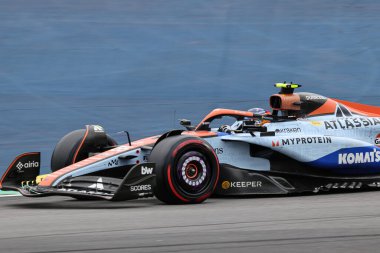  Carlos Sainz Jr. (ESP) - Williams Racing - Williams FW47 - Mercedes Formula 1 MSC Cruises So Paulo Grand Prix 2025 yarışında Jos Carlos Pace, So Paulo, Brezilya 'da 2025 FIA Formula 1 Dünya Formülü' nün 21. Raundunun önünde 