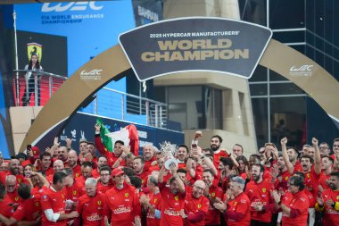 Ferrari Team AF Corse Hypercar Manufacturers 'ın dünya şampiyonluğunu kutluyor ve Sürücü Şampiyonluğu # 50 Antonio FUOCO (ITA) Miguel MOLINA (ESP) Nicklas NIELSEN (DEN) - Ferrari 499P - Antonello Coletta (ITA) Takım P