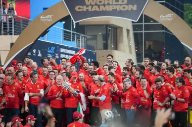 Ferrari Team AF Corse Hypercar Manufacturers 'ın dünya şampiyonluğunu kutluyor ve Sürücü Şampiyonluğu # 50 Antonio FUOCO (ITA) Miguel MOLINA (ESP) Nicklas NIELSEN (DEN) - Ferrari 499P - Antonello Coletta (ITA) Takım P