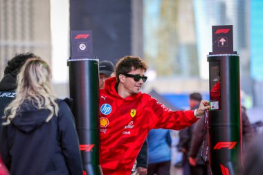 Charles Leclerc (MON) - Scuderia Ferrari - Ferrari SF-25 - Ferrari Formula 1 Heineken Las Vegas Grand Prix 2025 Las Vegas Strip Pisti 'nde düzenlenen Media Day sırasında, 2025 FIA Formula 1 Dünya Şampiyonası' nın 22. turu öncesinde (2 Kasım)