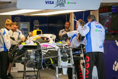 2025 FIA Formula 1 Dünya Şampiyonası 'nın (20-23 Kasım 2025) 22. turu öncesinde Las Vegas Strip Circuit' te düzenlenen Formula 1 Grand Prix 2025 'in medya gününde Visa Cash App RB F1 Ekibi).    