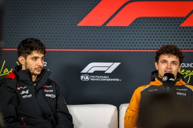 (L) Esteban Ocon (FRA) - Haas F1 Team - Haas VF-25 - Ferrari (R) Lando Norris (GBR) - McLaren Formula 1 Team - McLaren MCL39 - Formula 1 Heineken Las Vegas Grand Prix 2025 Formula Günü sırasında Mercedes