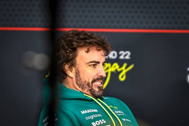 Fernando Alonso (ESP) - Aston Martin Aramco F1 Takımı - Aston Martin AMR25 - Mercedes Formula 1 Heineken Las Vegas Grand Prix 2025 tarihinde Las Vegas Strip Circuit 'te, 2025 FIA Formula 1 Dünya Şampiyonası' nın 22. Raundunun önünde