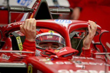 Charles Leclerc (MON) - Scuderia Ferrari - Ferrari SF-25 - Ferrari Formula 1 Heineken Las Vegas Grand Prix 2025 Las Vegas Strip Pisti 'nde Cuma günü, 2025 FIA Formula 1 Dünya Şampiyonası' nın (20-2 Kasım) 22.