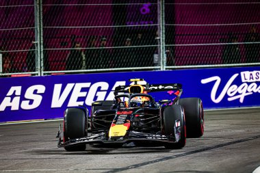 Yuki Tsunoda (JPN) - Oracle Red Bull Racing - Red Bull RB21 - Honda RBPT Formula 1 Heineken Las Vegas Grand Prix 2025 tarihinde Las Vegas Strip pistinde, 2025 FIA Formula 1 Dünya Şampiyonası 'nın 22. Raundunun önünde (Novembe