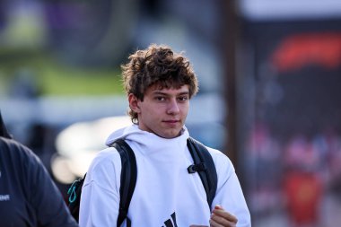 Andrea Kimi Antonelli (ITA) - Mercedes-AMG PETRONAS F1 Takımı - Mercedes W16 - Mercedes E Performansı Cuma günü Las Vegas Strip Pisti 'nde Heineken Las Vegas Grand Prix 2025, 2025 FIA Formula 1' in 22. turu öncesinde 