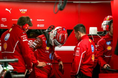 Charles Leclerc (MON) - Scuderia Ferrari - Ferrari SF-25 - Ferrari Formula 1 Heineken Las Vegas Grand Prix 2025 Las Vegas Strip Pisti 'nde Cuma günü, 2025 FIA Formula 1 Dünya Şampiyonası' nın (20-2 Kasım) 22.