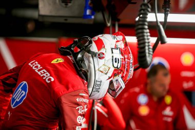 Charles Leclerc (MON) - Scuderia Ferrari - Ferrari SF-25 - Ferrari Formula 1 Heineken Las Vegas Grand Prix 2025 Las Vegas Strip Pisti 'nde Cuma günü, 2025 FIA Formula 1 Dünya Şampiyonası' nın (20-2 Kasım) 22.