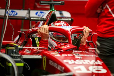 Charles Leclerc (MON) - Scuderia Ferrari - Ferrari SF-25 - Ferrari Formula 1 Heineken Las Vegas Grand Prix 2025 Las Vegas Strip Pisti 'nde Cuma günü, 2025 FIA Formula 1 Dünya Şampiyonası' nın (20-2 Kasım) 22.