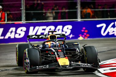 Max Verstappen (NED) - Oracle Red Bull Racing - Red Bull RB21 - Honda RBPT Formula 1 Heineken Las Vegas Grand Prix 2025 Las Vegas Strip pistinde, 2025 FIA Formula 1 Dünya Şampiyonası 'nın 22. Raundunun önünde (Novem