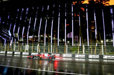 Charles Leclerc (MON) - Scuderia Ferrari - Ferrari SF-25 - Ferrari Formula 1 Heineken Las Vegas Grand Prix 2025 Las Vegas Strip Pisti 'nde Cumartesi günü, 2025 FIA Formula 1 Dünya Şampiyonası' nın 22. turu (20 Kasım) öncesinde