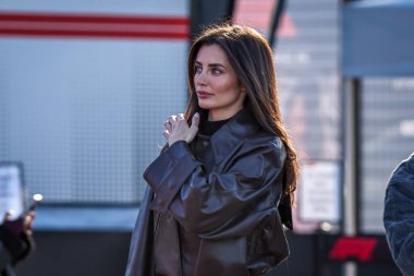 (L) Rebecca Donaldson (GBR) Carlos Sainz Jr. 'ın ortağı (ESP) - Williams Racing - Williams FW47 - Mercedes Formula 1 Heineken Las Vegas Grand Prix 2025 Las Vegas Strip Pisti' nde, 2025 FIA Form Formu 'nun 22. Raundunun önünde