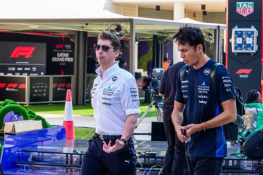 (L) James Wowvles (GBR) Williams Yarış Takımı Müdürü (R) Alexander Albon (THA) - Williams Racing - Williams FW47 - Mercedes, Formula 1 Katar Havayolları Katar Grand Prix 2025 'in medya gününde Losail Uluslararası Pisti' nin önünde 