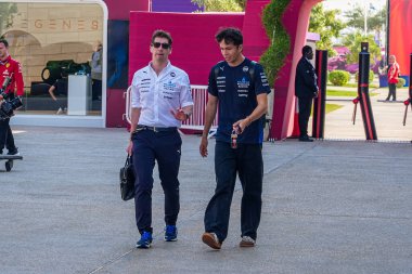 (L) James Wowvles (GBR) Williams Yarış Takımı Müdürü (R) Alexander Albon (THA) - Williams Racing - Williams FW47 - Mercedes, Formula 1 Katar Havayolları Katar Grand Prix 2025 'in medya gününde Losail Uluslararası Pisti' nin önünde 
