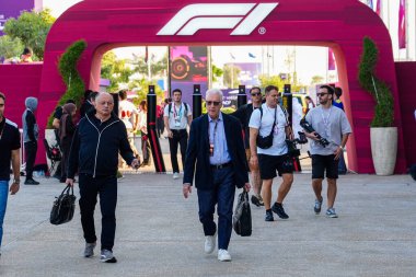 (Frederic Vasseur (FRA) - Scuderia Ferrari F1 Takım Müdürü (R) Piero Ferrari (ITA) Formula 1 Katar Havayolları Katar Grand Prix 2025 Medya Günü 'nde Ferrari SpA Başkan Yardımcısı, Losail Uluslararası Pisti' nin 23. Raundunun önünde 