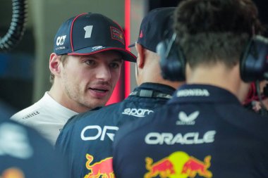 Max Verstappen (NED) - Oracle Red Bull Racing - Red Bull RB21 - Formula 1 Katar Havayolları Grand Prix 2025 yarışında Honda RBPT, Losail Uluslararası Pisti 'nde 2025 FIA Formula 1 Dünya Şampiyonunun 23. Raundunun önünde