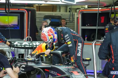 Max Verstappen (NED) - Oracle Red Bull Racing - Red Bull RB21 - Formula 1 Katar Havayolları Grand Prix 2025 yarışında Honda RBPT, Losail Uluslararası Pisti 'nde 2025 FIA Formula 1 Dünya Şampiyonunun 23. Raundunun önünde